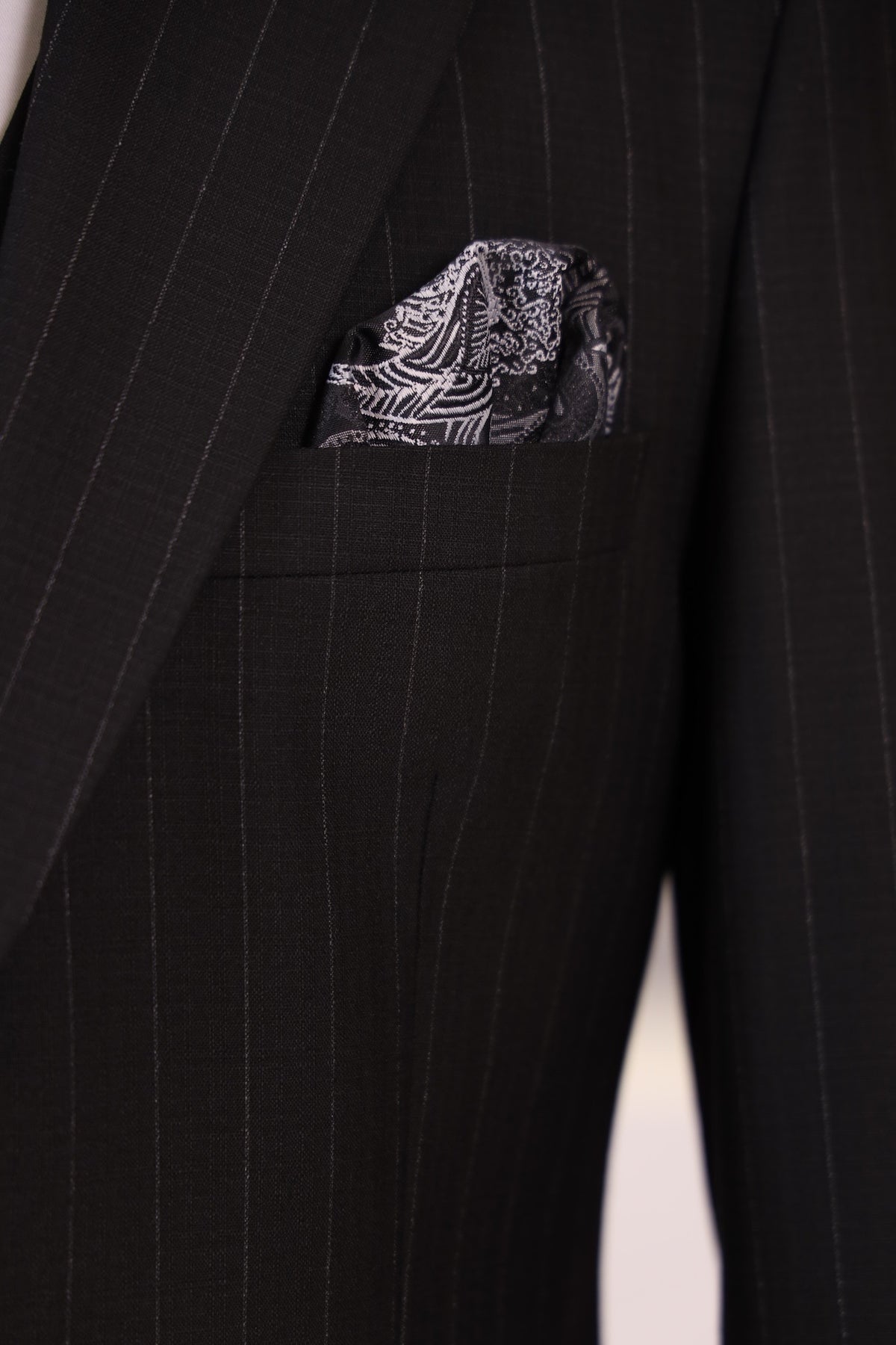 Slim Fit Erkek Sivri Yaka Çizgili Kruvaze Ceket Pantolon Takım Elbise- Siyah